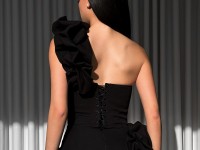 Чорна корсетна сукня зі збіркою на плечі <span>Bloom</span>